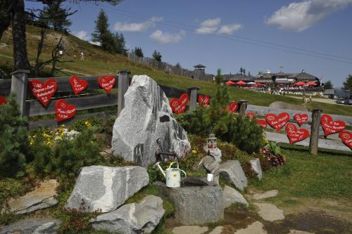 a garden with red hearts on a fence at Appartementhaus Speckalm in Katschberghöhe