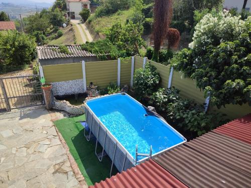 einen Blick über einen Pool im Hinterhof in der Unterkunft La casa di giuda in Vigliano d'Asti