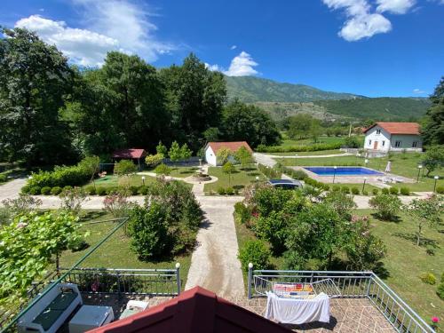 uma vista aérea de um jardim e de uma casa em Frutak Villa Resort em Bogićevići