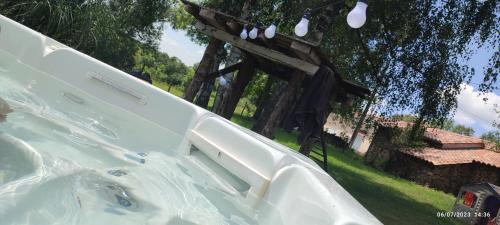 une baignoire avec des gouttes de pluie sur le côté dans l'établissement La vergne, à Mézières-sur-Issoire