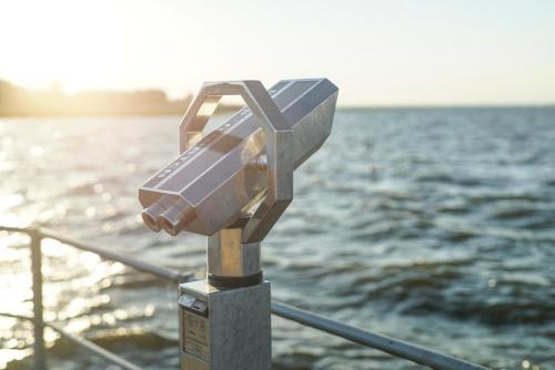 a camera on a pole next to the water at Apartment am Stettiner Haff in Mönkebude