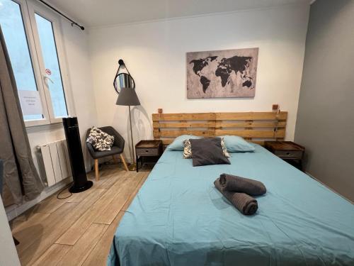 een slaapkamer met een bed met 2 kussens erop bij Le cosy de L'évéche in Marseille