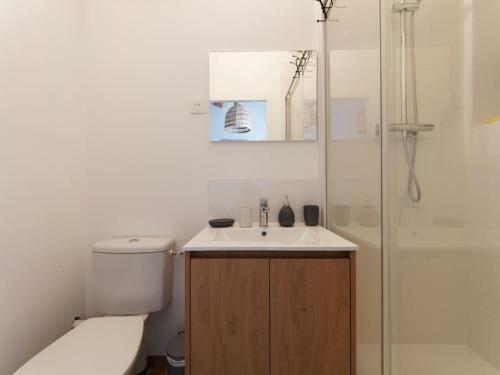 a bathroom with a toilet and a sink and a shower at Le King & Suites étoilées in Gréoux-les-Bains
