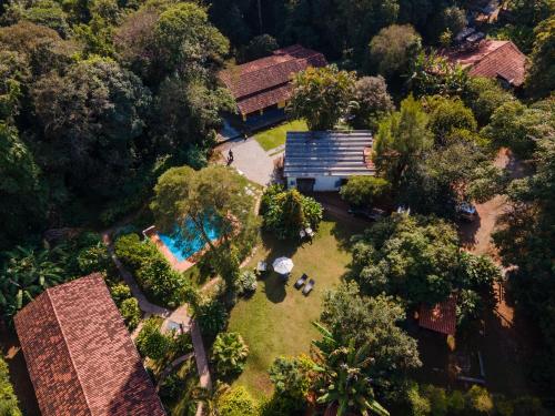 an overhead view of a house with a yard at Pousada das Brumas in Brumadinho