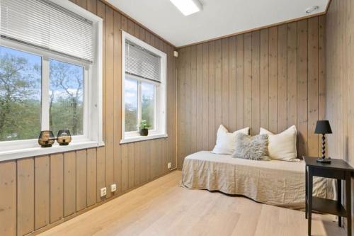 - une chambre avec un lit et 2 fenêtres dans l'établissement Svanøy Gjestehus, à Florø