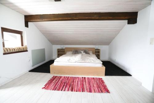 1 dormitorio con cama y alfombra roja en Haus Grimmingblick en Zlem