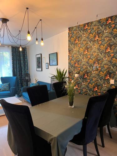 a dining room with a table and chairs at Superbe Appartement 3 pièces près de la Défense in Nanterre