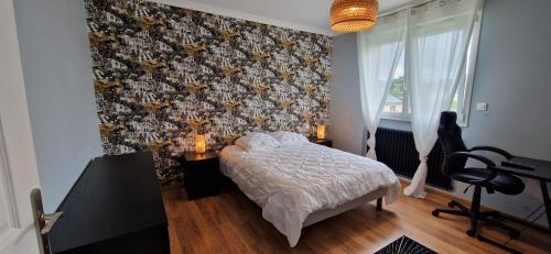 ein Schlafzimmer mit einem Bett und einer Blumenwand in der Unterkunft Villa du Logis in Landivisiau