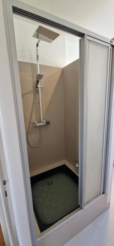 eine Dusche mit Glastür im Bad in der Unterkunft Villa du Logis in Landivisiau