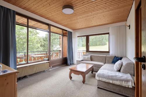 uma sala de estar com um sofá e uma mesa em Landhotel Fuchs em Eisenbach