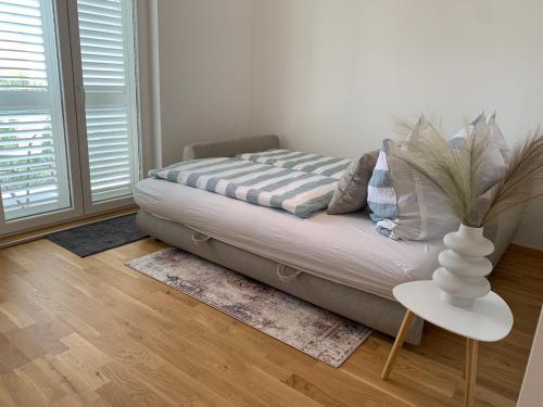 Modern Sea View Apartment, 3 min to Beach, Parking & AC