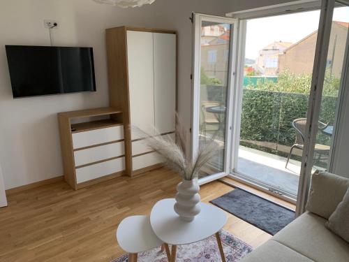 Modern Sea View Apartment, 3 min to Beach, Parking & AC