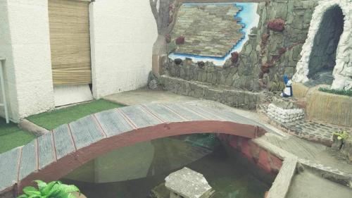 ein Modell einer Brücke über einen Wasserkörper in der Unterkunft Mt View Rock Getaways Home in Angeles