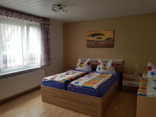 1 Schlafzimmer mit 2 Einzelbetten und einem Fenster in der Unterkunft 1-Zi Fewo Rankwitz,Usedom in Rankwitz