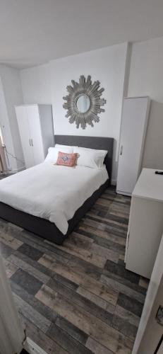 a bedroom with a bed and a mirror on the wall at Studio Flat in Camden in London