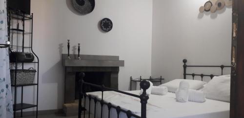 1 dormitorio con 1 cama y chimenea en Stone House 1909 Pili Evia, en Pili