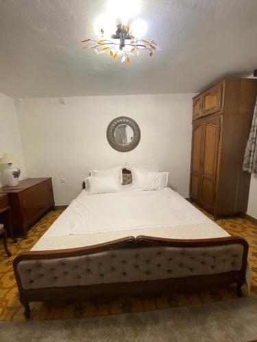 um quarto com uma cama grande e um lustre em Armonia em Kotor