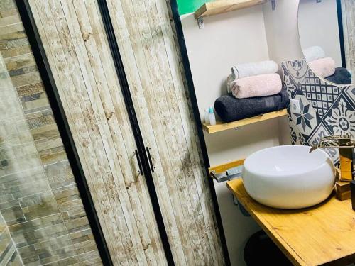 une salle de bain avec toilettes, lavabo et douche dans l'établissement Studio Cosy - 50m PLAGE - Terrasse - centre ville, à La Grande Motte