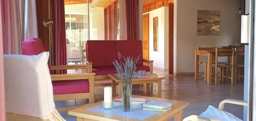 uma sala de estar com mesa e cadeiras em Babaji Villa de prestige - Quillan em Quillan