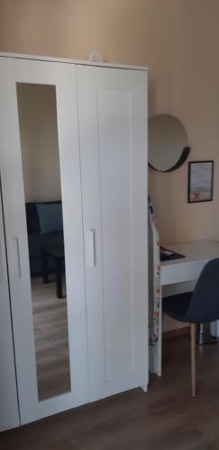 Armario blanco con espejo en la habitación en Къща за гости Крапец, en Krapets