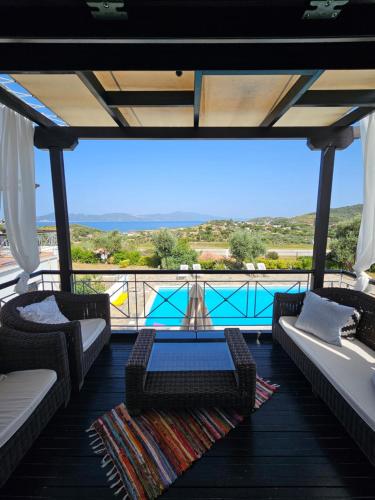 uma vista para uma piscina a partir da varanda de uma casa em Melro em Skiathos