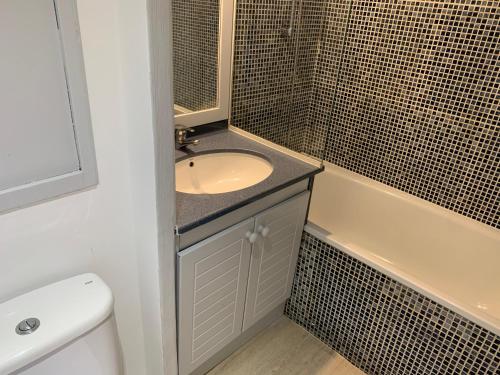 une salle de bain avec un lavabo, une douche et une baignoire dans l'établissement Mer et commerces 2 lits 1p 483, à Cannes