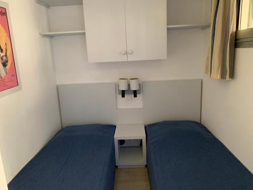 une petite chambre avec deux lits et une table dans l'établissement Mer et commerces 2 lits 1p 483, à Cannes