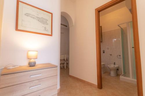 ランペドゥーザにあるLe Casupole della Guitgiaのバスルーム(ドレッサー、トイレ付)