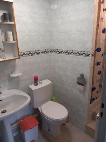 une salle de bain avec des toilettes blanches et un lavabo dans l'établissement Le Mélusine, à Gérardmer