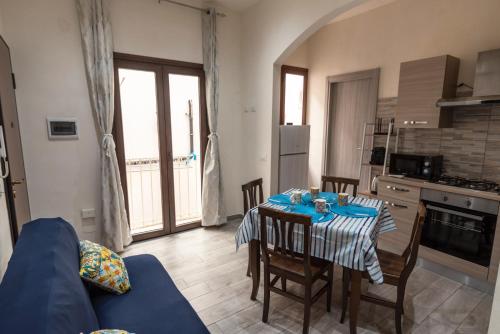 eine Küche und ein Esszimmer mit einem Tisch und Stühlen in der Unterkunft Tampasio Apartment Trapani centro in Trapani