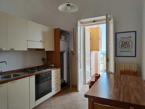een keuken met witte kasten en een aanrecht bij Lacasadelmare in Francavilla al Mare