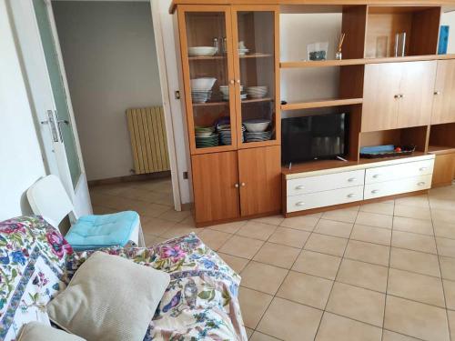 een woonkamer met een tv en een bank bij Lacasadelmare in Francavilla al Mare