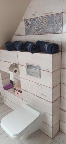 servizi igienici in una camera con cassetti in legno di Gandelinka Park Kędrzyno 