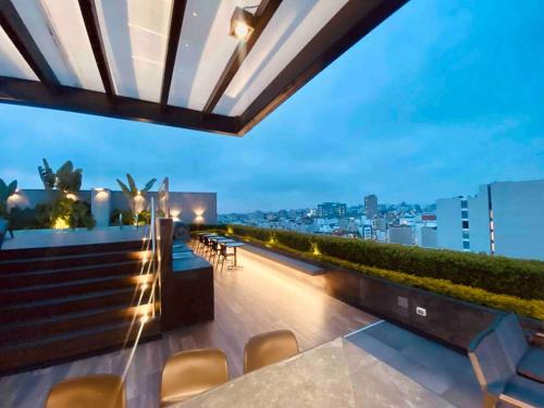 een balkon met een tafel en stoelen in een gebouw bij Awesome apartment in the best area of ​​Miraflores in Lima
