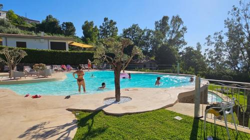 Miramare Castellabate Resortの敷地内または近くにあるプール