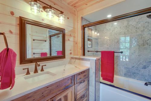 Ένα μπάνιο στο Peaceful Wyoming Cabin with Spacious Deck and Wet Bar!