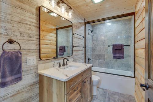 Ένα μπάνιο στο Peaceful Wyoming Cabin with Spacious Deck and Wet Bar!