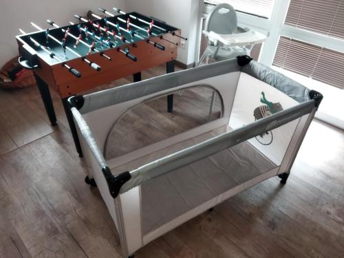 a baby crib with a table with dominoes at Chata Štíty in Štíty