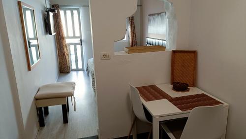 a small dining room with a table and a mirror at Estrella del Mar in Los Abrigos