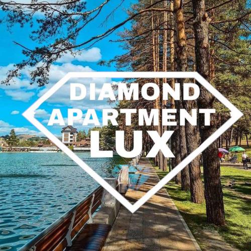 un barco en un lago con las palabras diamante apartamento ling en DIAMOND APARTMENT LUX, en Zlatibor