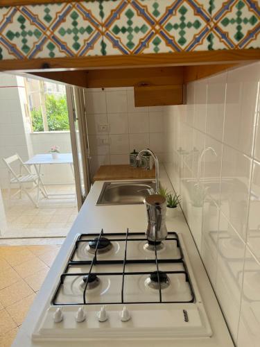 een keuken met een kookplaat en een wastafel bij STAR HOUSE CASA VACANZE in Marsala