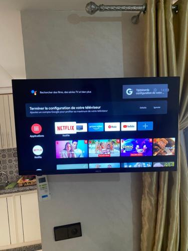 TV a/nebo společenská místnost v ubytování Centrale et proche de la mer