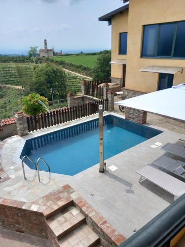 - une piscine en face d'une maison dans l'établissement Cascina Zanot, à Marsaglia
