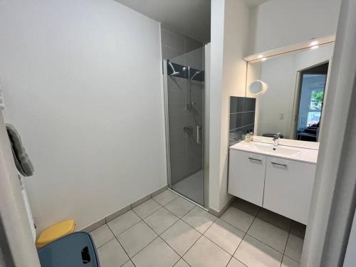 a bathroom with a shower and a sink and a mirror at Super appartement, la Guérinière à Noirmoutier in La Guérinière