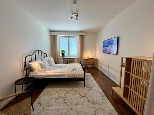 um quarto com uma cama e uma janela em Hogland Apartments - 3 em Kotka