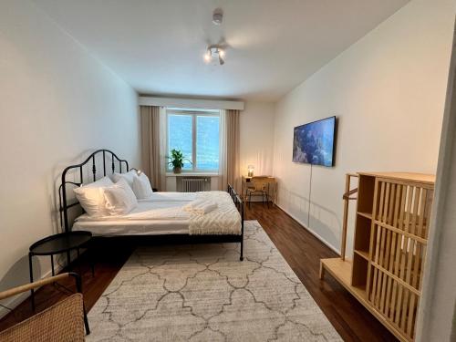 1 dormitorio con cama y ventana en Hogland Apartments - 3 en Kotka