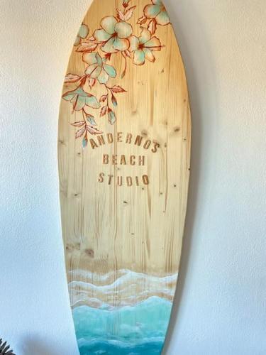 une planche de surf en bois suspendue sur un mur dans l'établissement Andernos Beach Studio, à Andernos-les-Bains
