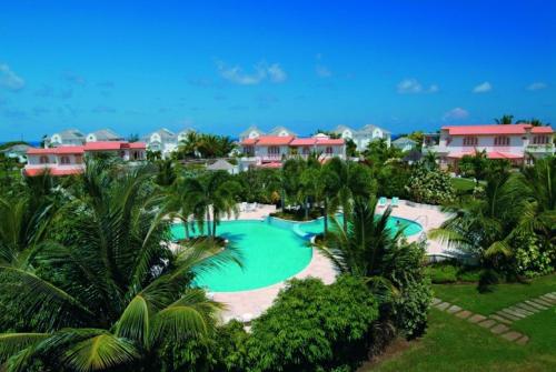uma vista aérea de um resort com uma piscina em Sunny Vacation Villa No 13 em Saint James