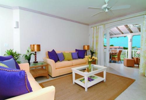 uma sala de estar com um sofá e uma mesa em Sunny Vacation Villa No 13 em Saint James