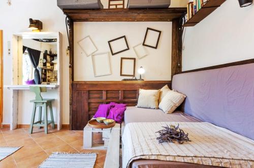 een woonkamer met een bank en een tafel bij Lady Lavender House in Balatonfüred